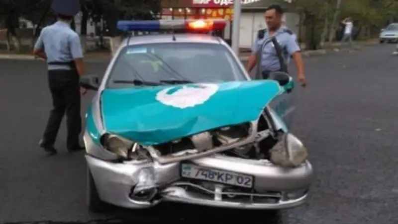ДТП с патрульной машиной в Алматы - в отношении полицейского составлен адмпротокол