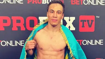 Сопернику казахстанского боксера заклеили скотчем обувь во время боя, фото - Новости Zakon.kz от 21.09.2023 10:49