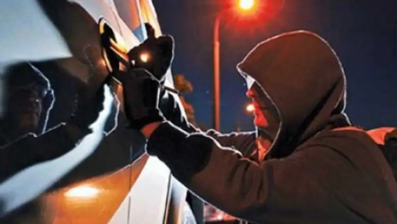 Автовор «обнёс» машину на глазах пассажира в Шымкенте