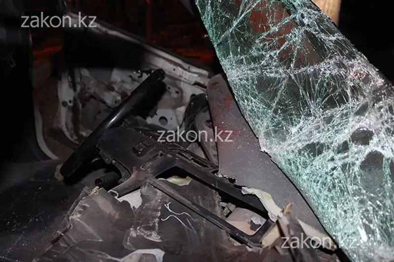 В Алматы водитель Лексуса на высокой скорости протаранил Мазду (фото), фото - Новости Zakon.kz от 25.10.2013 15:59