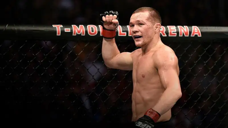 Петр Ян проиграл в главном бою в UFC