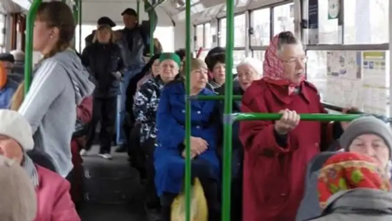 В Караганде сохранили льготный проезд в автобусах для всех пенсионеров