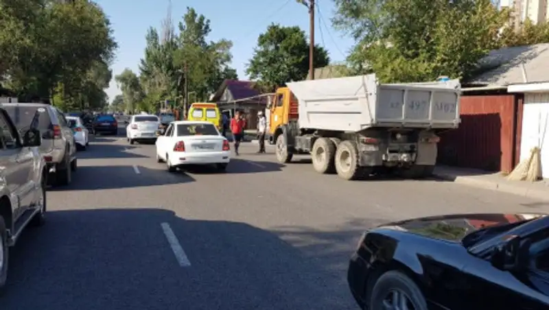 Работника коммунальной службы сбил автомобиль в Алматы