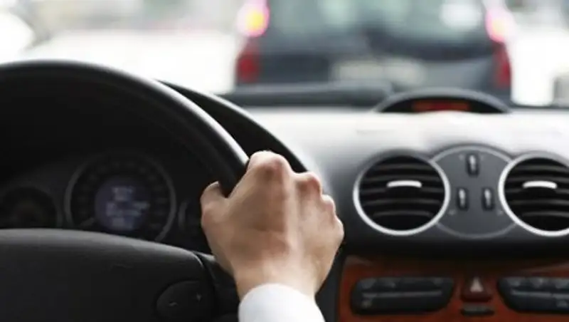 Мужчина, используя служебный автомобиль, совершал кражи