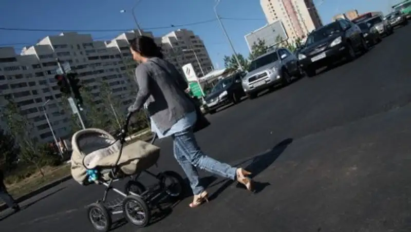 Мамам с колясками посвящается: правила безопасности на дороге