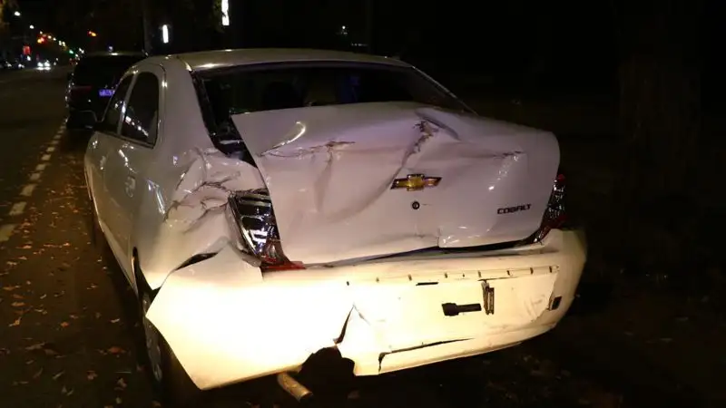 В Алматы Subaru Outback, проехав боком врезался в припаркованный авто и снес уличный фонарь, фото - Новости Zakon.kz от 30.10.2023 04:03