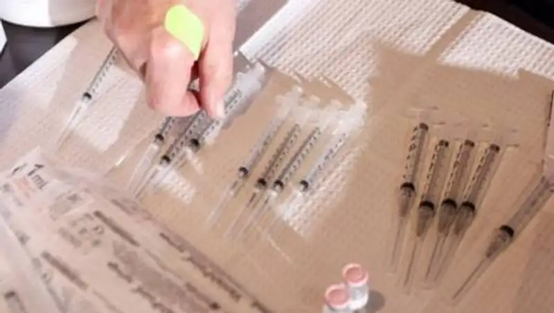 В США аллергия после вакцины Pfizer появилась у второго медика