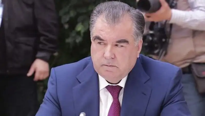 Президент Таджикистана призвал отказаться от хиджаба и бороды