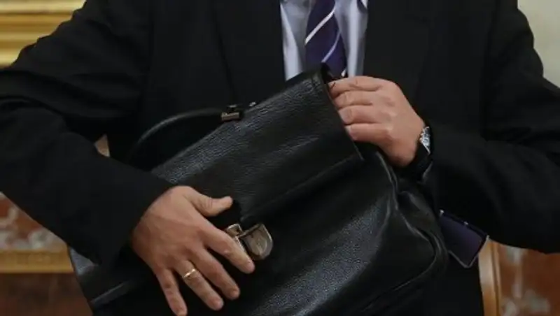 В Алматы частный судебный исполнитель, уличенный в коррупции, продолжал работать