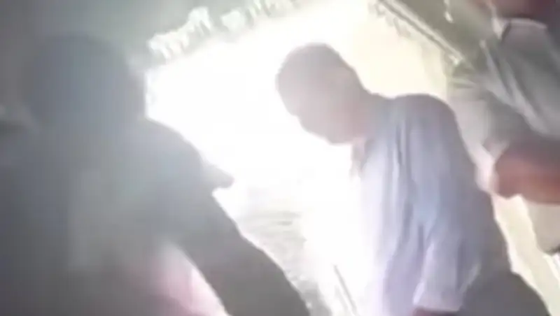 В Узбекистане глава района избил директоров школ