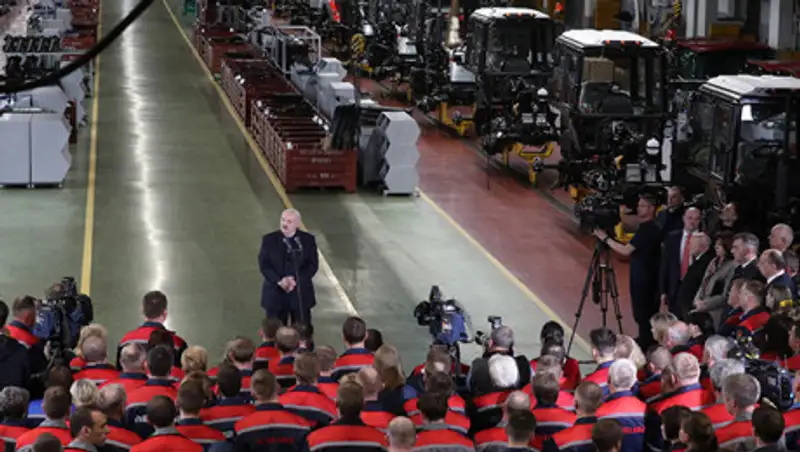 Лукашенко считает, что Беларусь не готова к президенту-женщине