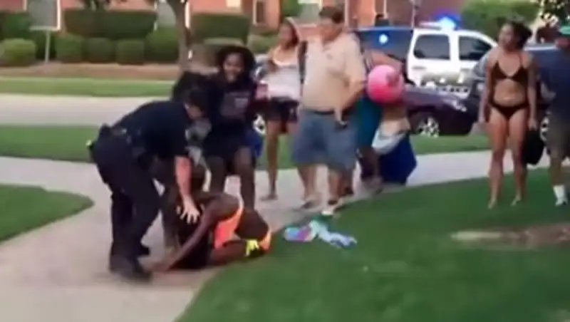 В США оседлавшего юную афроамериканку полицейского отстранили от должности