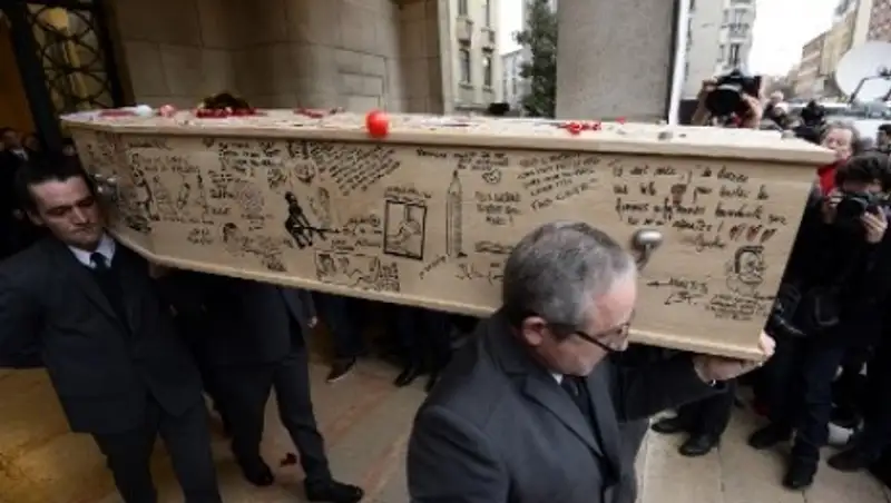Карикатуриста Charlie Hebdo похоронят в разрисованном гробу