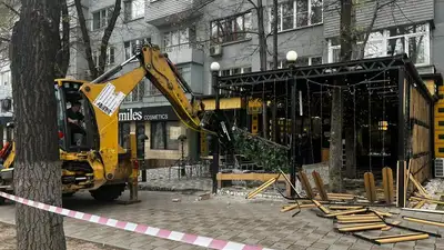 Очередной незаконный летник сносят в Алматы, фото - Новости Zakon.kz от 07.04.2023 12:47