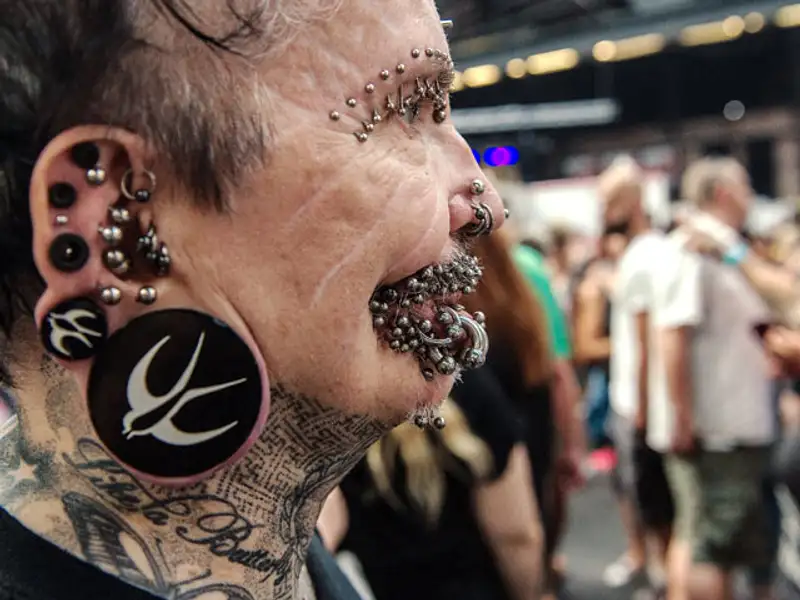 Самого пирсингованного мужчину не пустили в Дубай из-за подозрений в черной магии, фото - Новости Zakon.kz от 18.08.2014 17:26