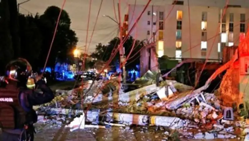 Число жертв мощного землетрясения в Мексике достигло 90 человек