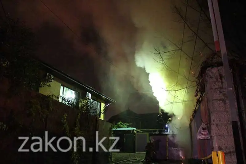 В Алматы огонь уничтожил частный запас угля на зиму и автомобиль (фото) В Алматы огонь уничтожил частный запас угля на зиму и автомобиль (фото), фото - Новости Zakon.kz от 06.11.2013 16:38