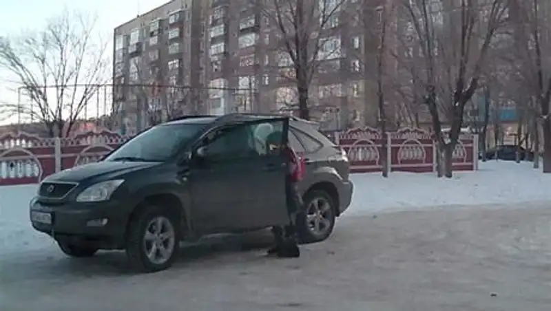 В Караганде школьницу засняли за рулем "Лексуса"