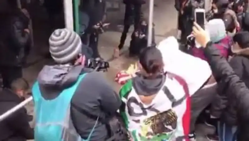 Активисты BLM сожгли американский флаг в ходе марша в Нью-Йорке