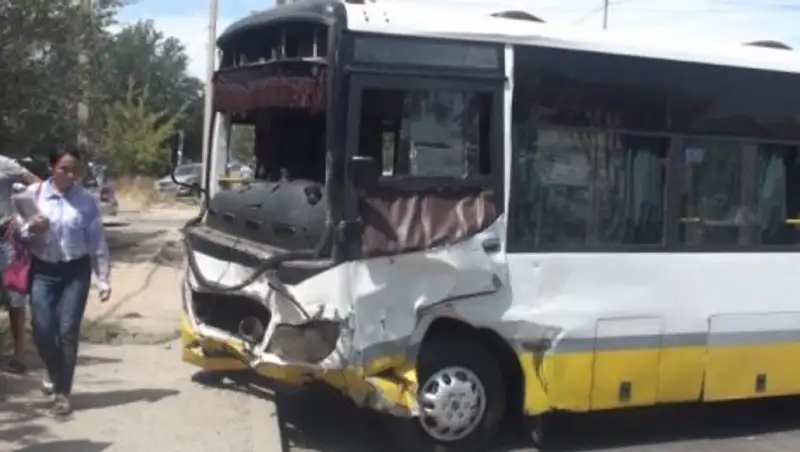 Автобус столкнулся с Mercedes в Шымкенте, погиб один человек