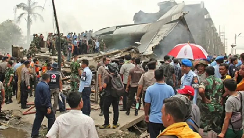 Число погибших в результате падения самолета в Индонезии выросло до 38