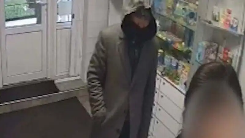 Мужчина ограбил девочку в аптеке  – видео