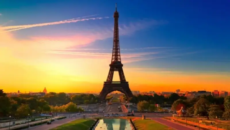 Паркурщик забрался на Эйфелеву башню