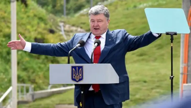 Порошенко трижды ошибся в одной строчке гимна Украины