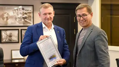 Гендиректора "АрселорМиттал Темиртау" поблагодарили за развитие Каркаралинского района, фото - Новости Zakon.kz от 25.05.2023 09:12