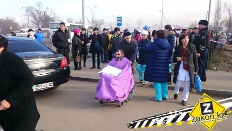 В Алматы из-за сообщения о бомбе из 7ГКБ экстренно эвакуировали всех пациентов и персонал