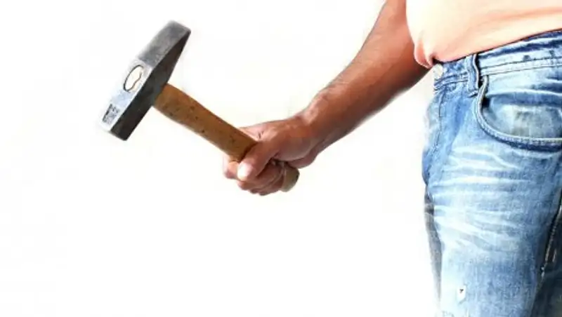 Пьяный южанин с молотком вымогал деньги у собутыльников