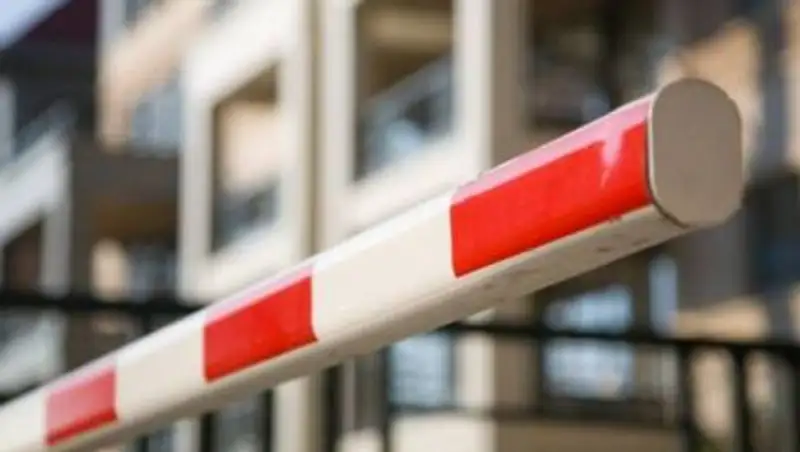 В Алматы ставить шлагбаумы во дворах могут разрешить только с дежурными