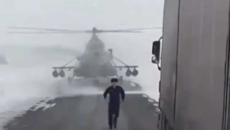 Ургант пошутил над «заблудившимся» вертолетом в Актюбинской области