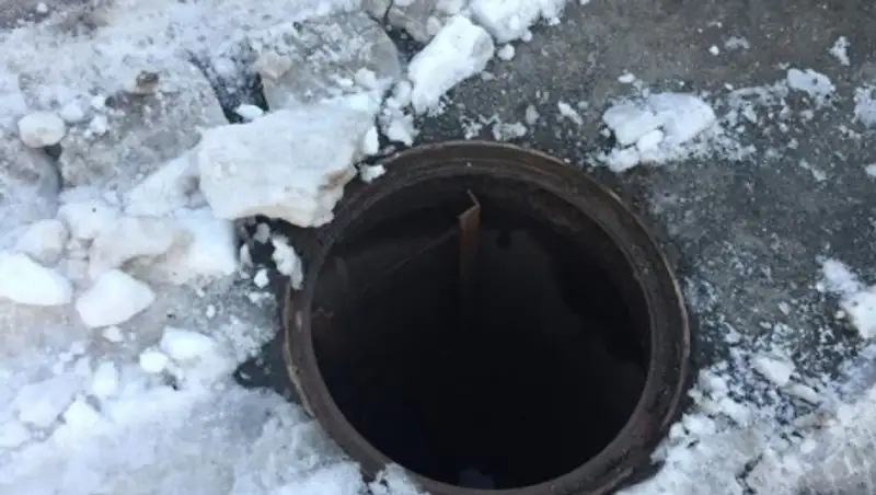 Снегоуборочные машины в столице открывают канализационные люки