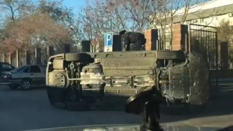 Напротив здания полиции Актау перевернулся автомобиль