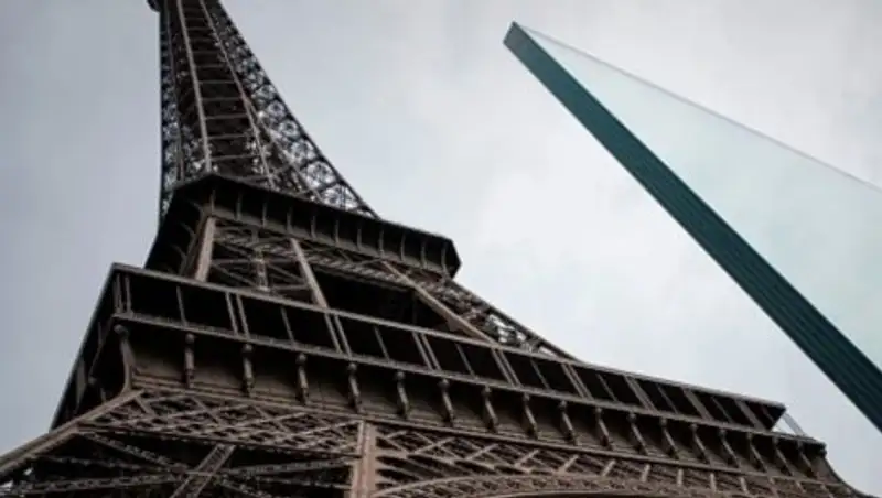 Вокруг Эйфелевой башни строят стеклянную стену для защиты от террористов