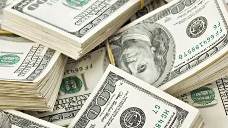 Курс доллара после выходных почти не изменился, а в обменниках снизился