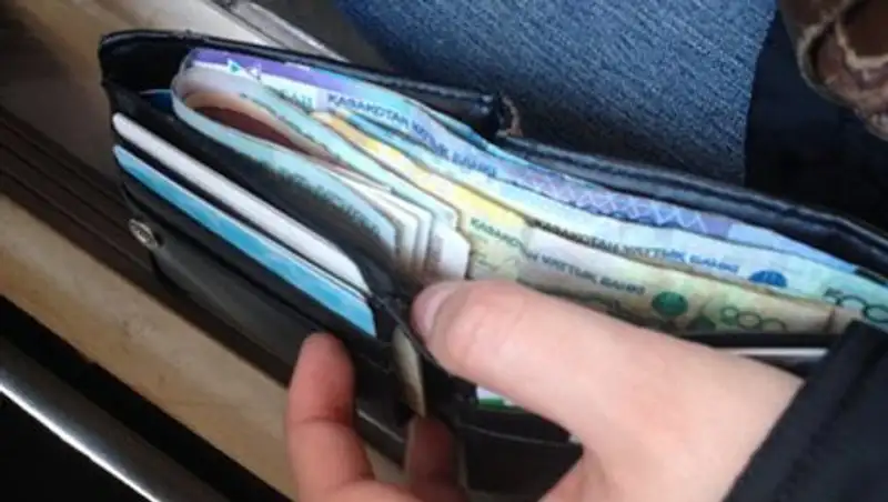 Сколько потратили казахстанцы на мартовских праздниках