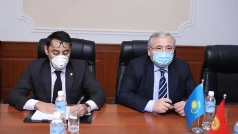 Казахстан и Кыргызстан намерены устранить барьеры при грузоперевозках на границе