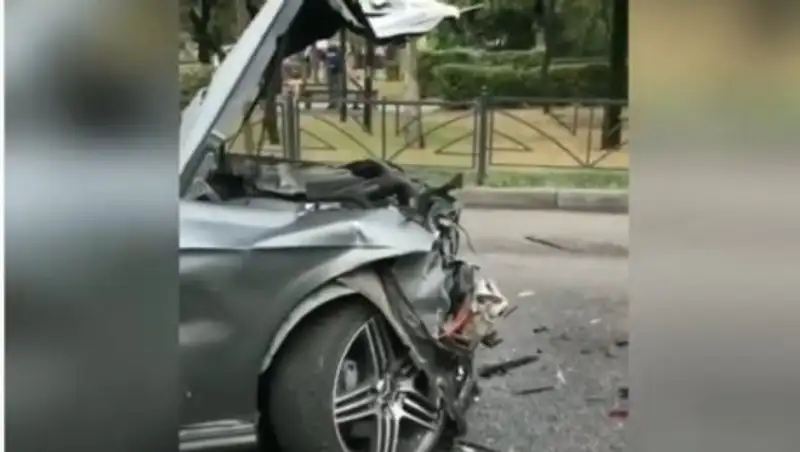 В Алматы Mercedes протаранил припаркованные авто