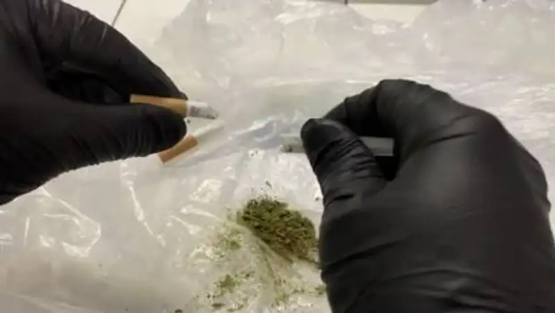 В СИЗО Алматы пытались передать наркотики в тапочках