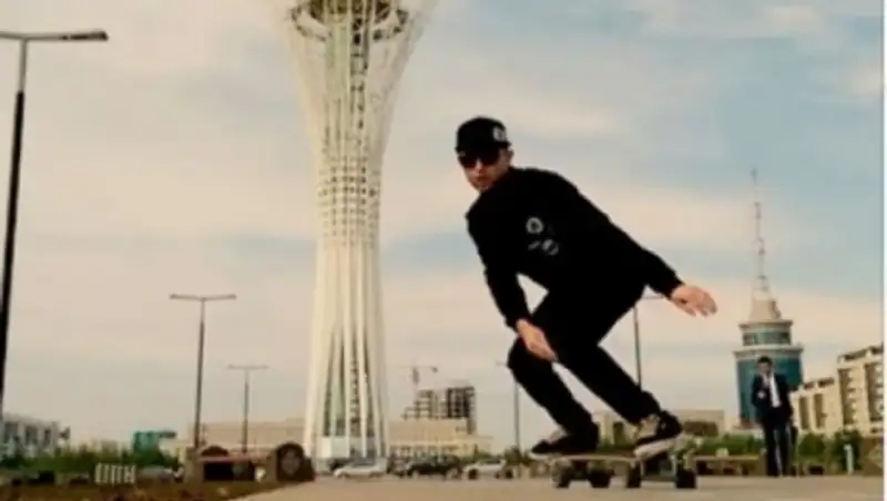 Фронтмен группы «Звери» устроил скейт-шоу возле Байтерека