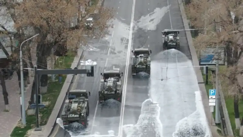 Как военнослужащие обрабатывают улицы Алматы