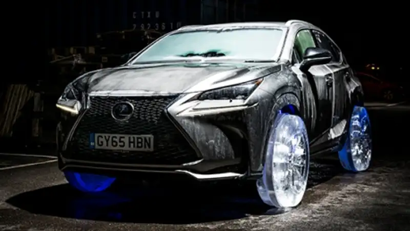 Lexus с колесами изо льда прокатился по Лондону