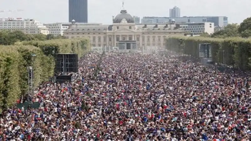 Франция ликует. Победу в ЧМ празднуют тысячи человек