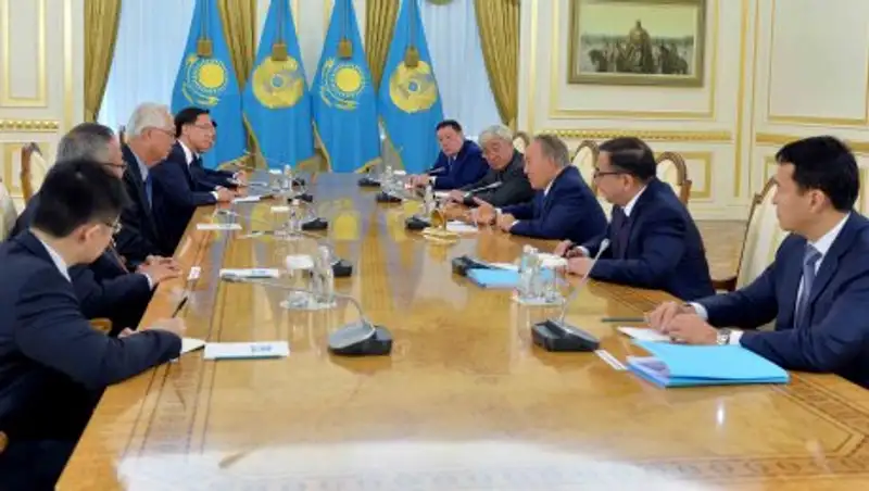 Глава государства провел встречу с Почетным старшим министром Сингапура Го Чок Тонгом