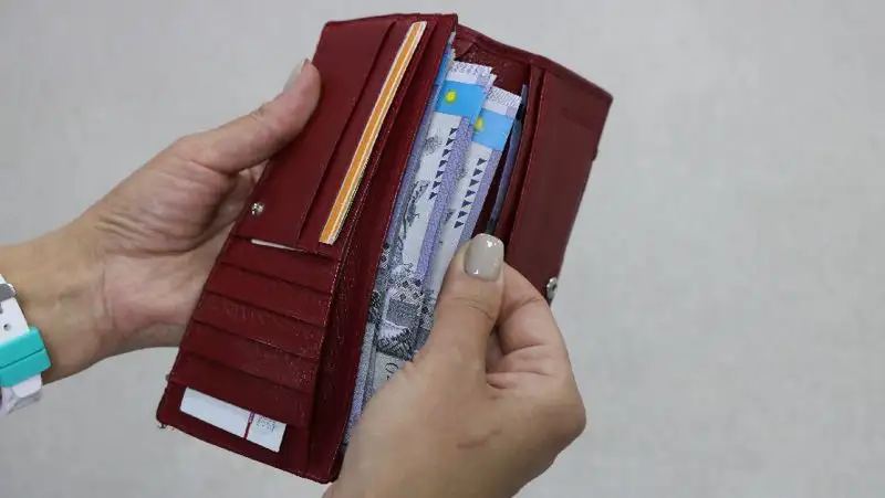 В Казахстане повысили зарплаты учителям и медработникам до 30%