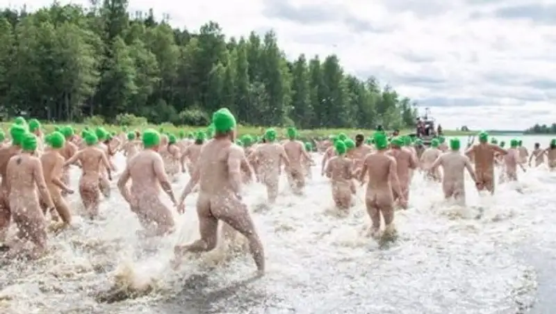 Жители Финляндии установили мировой рекорд по массовому заплыву голышом