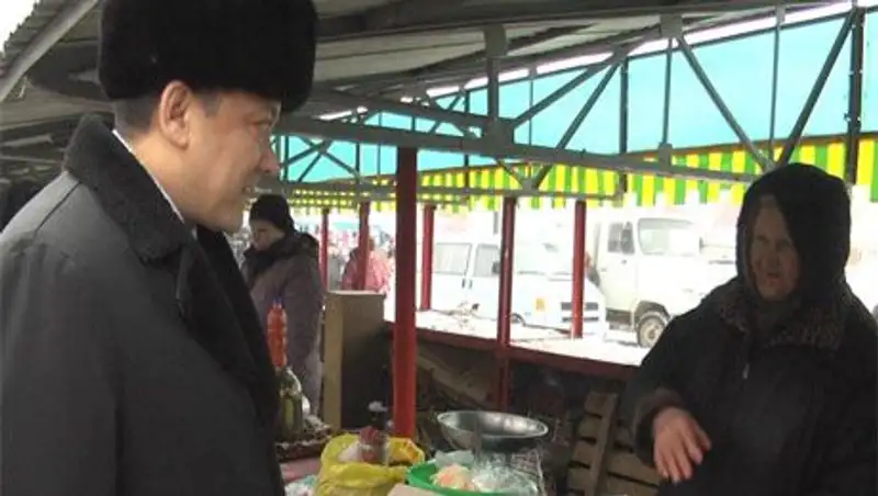 Аким ЗКО просмотрел цены на центральном рынке