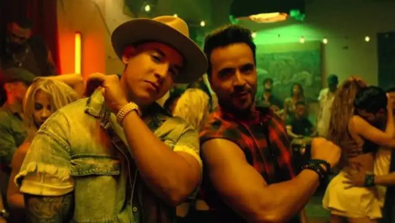 Клип на песню Despacito на YouTube набрал более 4 млрд просмотров, установив новый рекорд